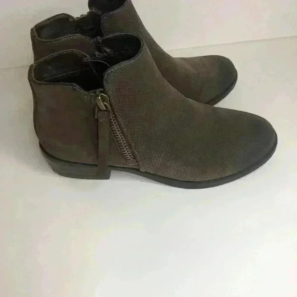 True Craft Brunie ladies Brown zip up ankle bootie  size 7.5M - Picture 3 of 5